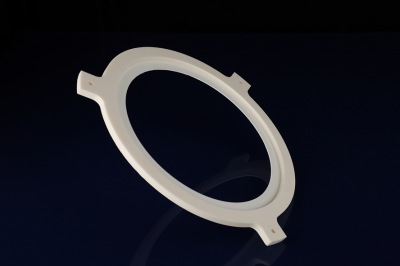 五軸氧化鋁斜孔環(huán)在半導體設備中的應用與作用